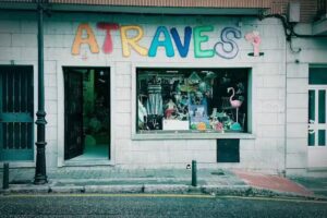 Atraves