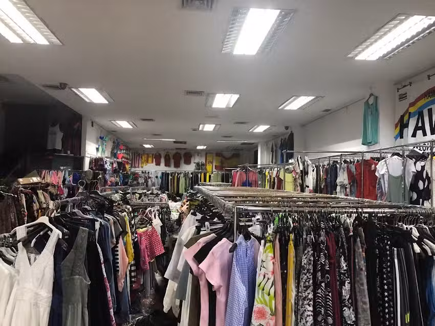 Comercial Haitian Venta Al Por Mayor y al detalle La Naval 45