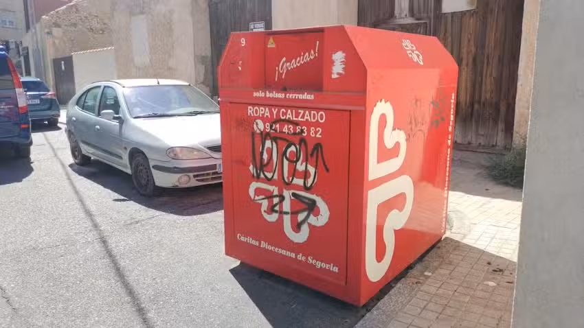 Contenedor recogida ropa Caritas