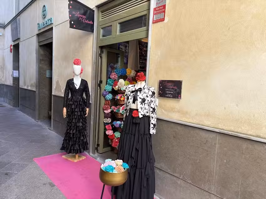 De Lunares Y Volantes