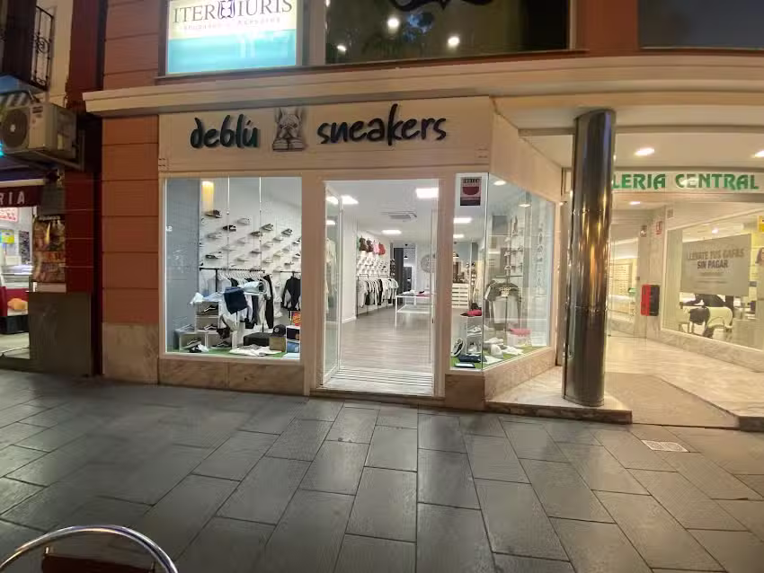 Debl&uacute; sneakers