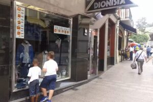 Dionisia. Tienda de ropa y complementos para hombre, en Gernika.