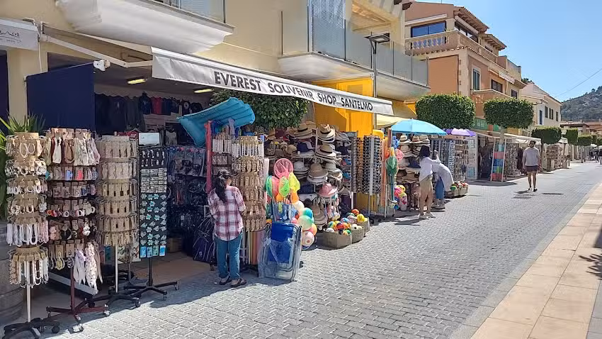Everest Souvenir Shop