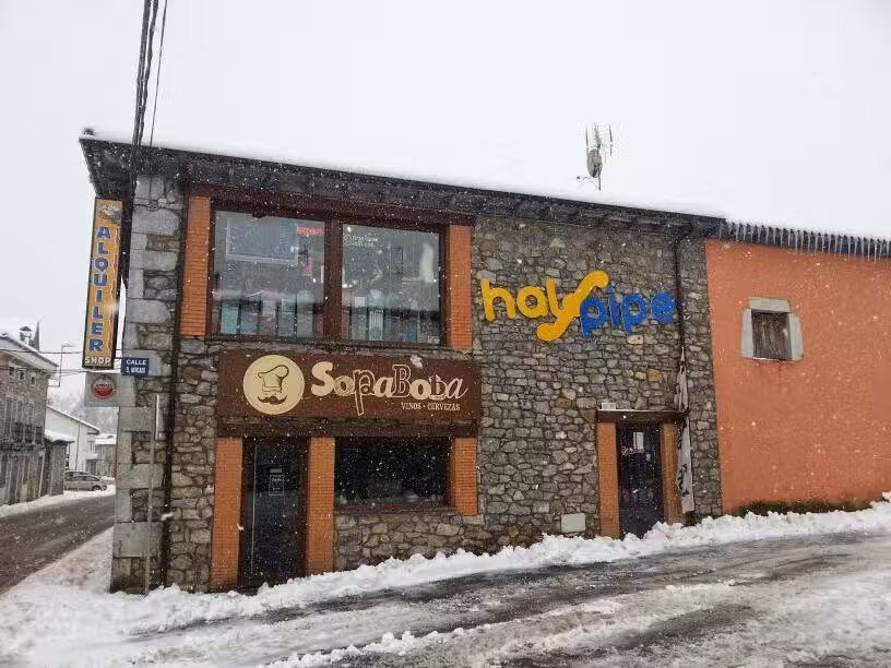 Half Pipe Tienda de Snowboard, Alquiler de Esqu&iacute; y Snowboard