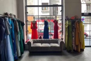 INVITADISIMA | Tienda de vestidos y complementos de invitada y novia en Madrid