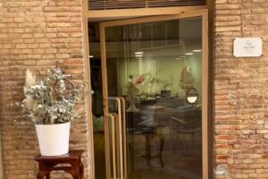 Juana Nicol&aacute;s. Tocados y accesorios de novias e invitadas de bodas y eventos.