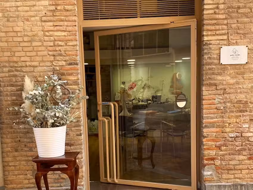 Juana Nicol&aacute;s. Tocados y accesorios de novias e invitadas de bodas y eventos.