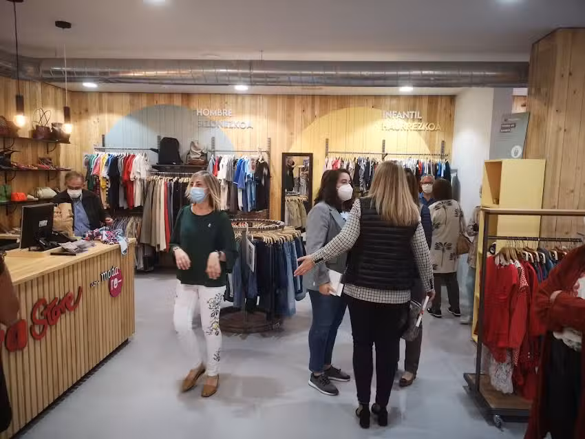 KOOPERA STORE con Moda re- VITORIA-GASTEIZ Sim&oacute;n de Anda