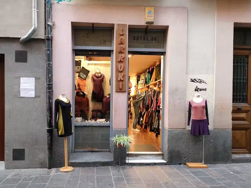 LARRUKI ROPA Y COMPLEMENTOS