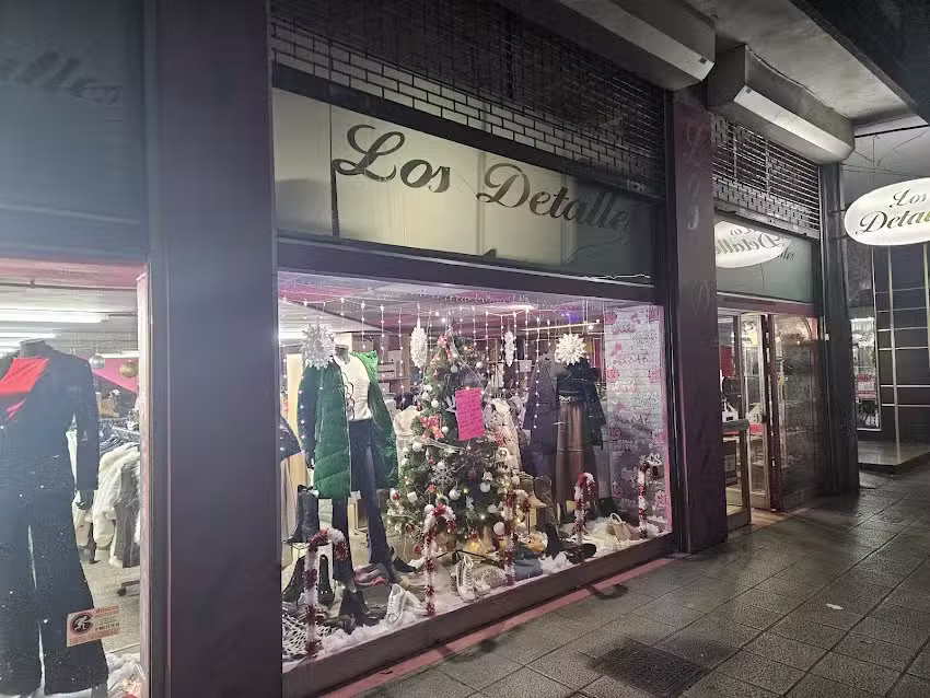 Los Detalles