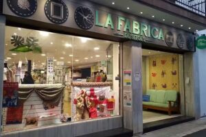 Merceria LA FABRICA DE SITGES | Telas patchwork, lanas, hilos, artesanía, camisetas personalizadas, tapicería