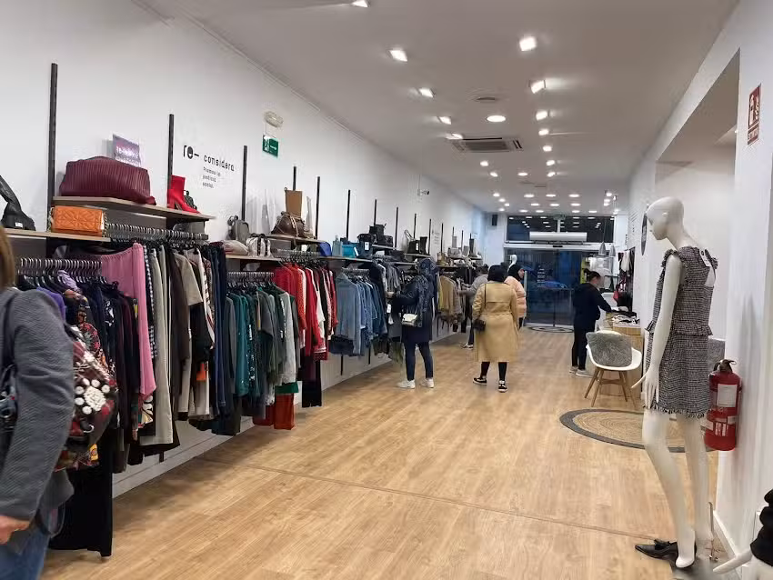 Moda re- Vic &ndash; Fundaci&oacute; Formaci&oacute; i Treball