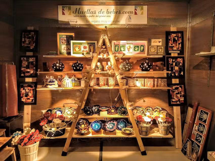Periodo de vacaciones: del 16/07 al 1/09 Huellas de beb&eacute;s, socarrats, piezas personalizadas y objetos de decoraci&oacute;n.
