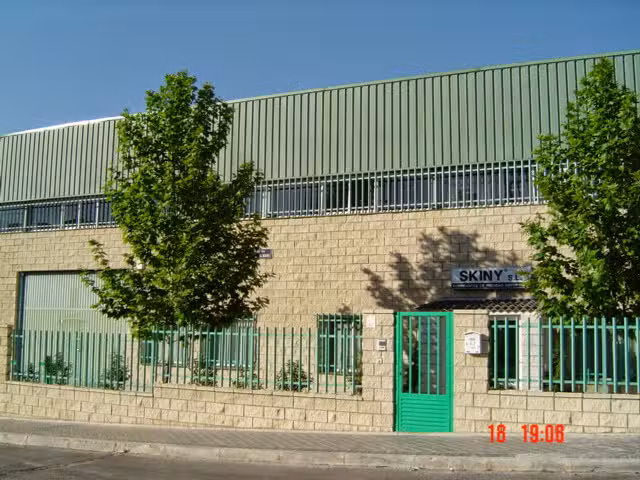 SKINY SL Venta y Fabricaci&oacute;n de Uniformes Colegiales