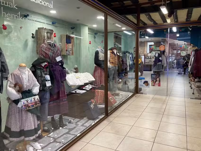 Texartu &ndash; Indumentaria tradicional y bordados en Iru&ntilde;a.