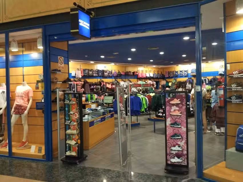 Tienda de deporte V&eacute;lez-M&aacute;laga D&eacute;cimas